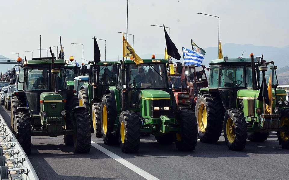 Αποχωρούν τα τρακτέρ των αγροτών από τα Τέμπη (εικόνες)